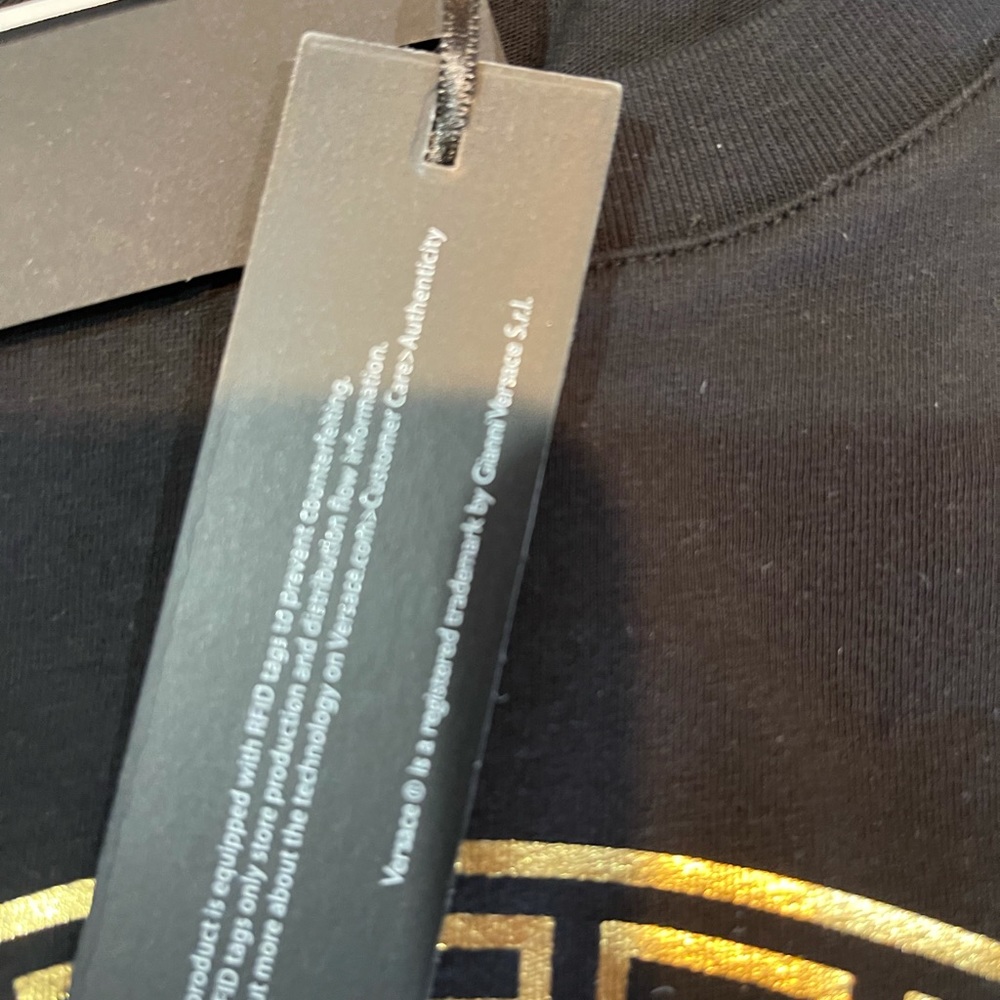 Small Versace t shirt - Picture 4 of 9